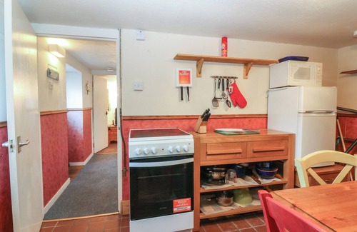 Cullen Cottage | 171 SEATOWN, pet friendly, character holiday cottage in Cullen