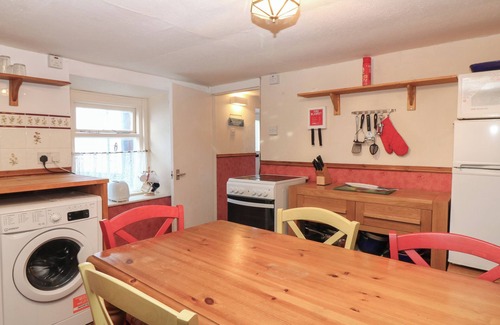 Cullen Cottage | 171 SEATOWN, pet friendly, character holiday cottage in Cullen