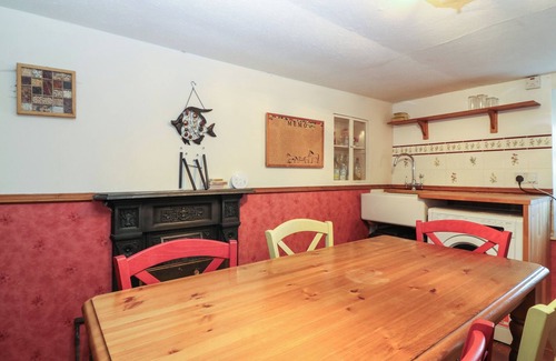 Cullen Cottage | 171 SEATOWN, pet friendly, character holiday cottage in Cullen