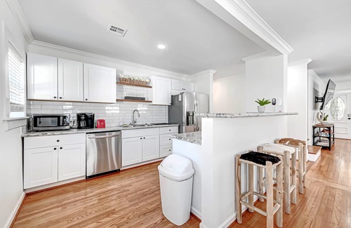 Hyde Park Apartment | Pet-Friendly 1712 Fairview Duplex with Ocean View & Spa