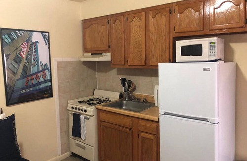 Industry Apartment | Modern Studio with Parking, 20min to NYC - Rated 10/10
