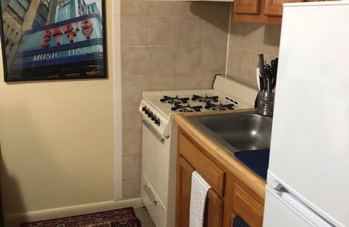 Industry Apartment | Modern Studio with Parking, 20min to NYC - Rated 10/10