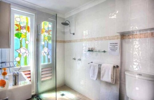 Seventeen Seventy Cabin | Unwind at 1770 Sovereign Lodge - Lombok with Pool Access