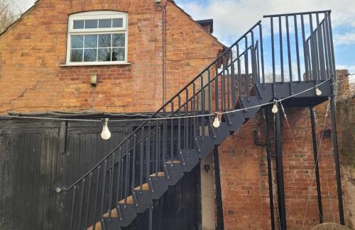 Retford House | Historic 17th-Century One Bed Studio with Garden & Parking