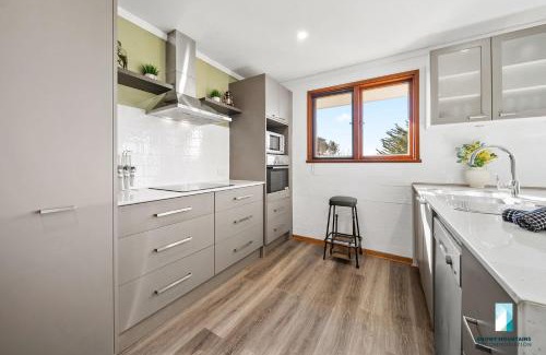 Jindabyne House | Explore 18 Kurrajong Street: Family & Pet-Friendly Retreat