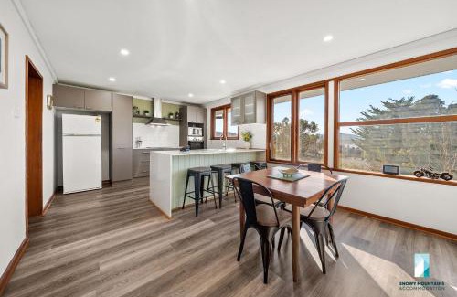 Jindabyne House | Explore 18 Kurrajong Street: Family & Pet-Friendly Retreat