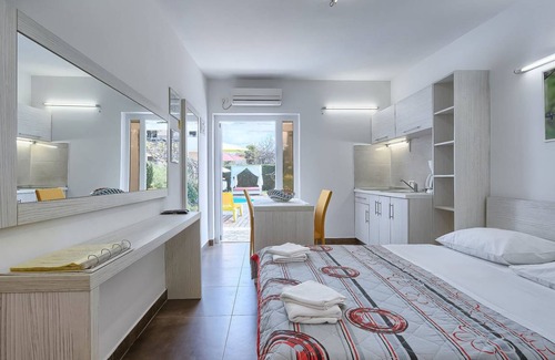 Umag Apartment | Cozy 1-Bedroom Apartment with Pool Access for 2 Guests