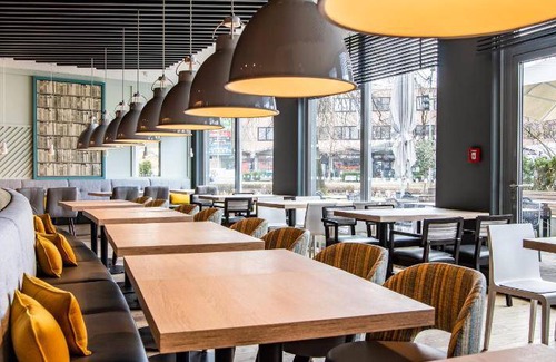 Munchen District House | Inviting 5-Star Motel for Up to 3 Guests with Restaurant