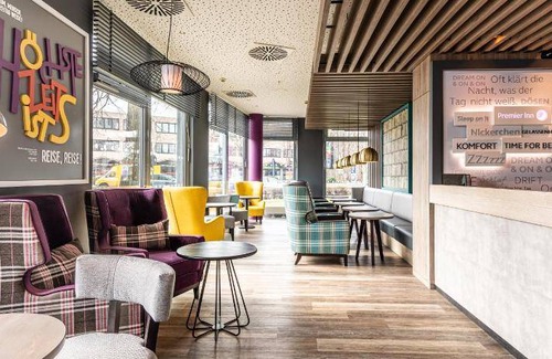 Munchen District House | Inviting 5-Star Motel for Up to 3 Guests with Restaurant