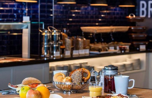 Munchen District House | Inviting 5-Star Motel for Up to 3 Guests with Restaurant