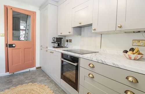 Lowestoft House | 18 PAKEFIELD ROAD, pet friendly, with a garden in Lowestoft