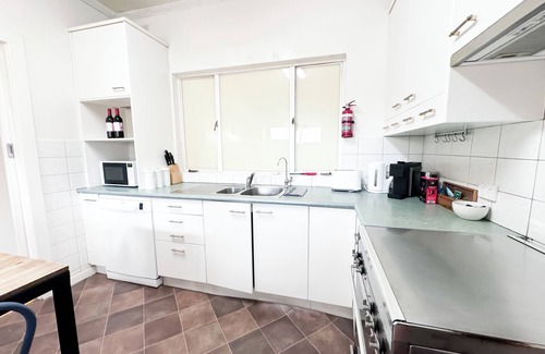 Pasadena House | Ideal Group House for 18+ Guests with Kitchen & Breakfast
