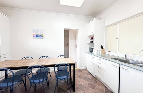 Pasadena House | Ideal Group House for 18+ Guests with Kitchen & Breakfast