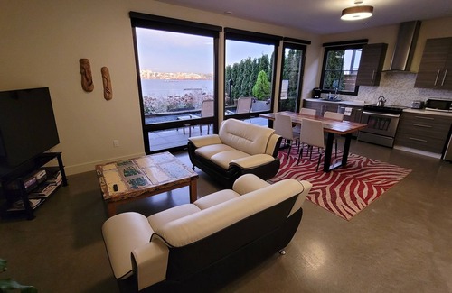 North Admiral Apartment | Panoramic 24-Hour Bluff View with Family-Friendly Amenities