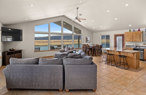 Quincy House | Unobstructed Panoramic Columbia River Views Await You