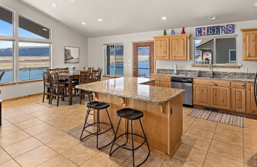 Quincy House | Unobstructed Panoramic Columbia River Views Await You