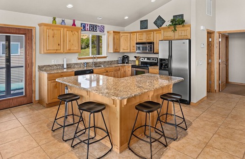 Quincy House | Unobstructed Panoramic Columbia River Views Await You