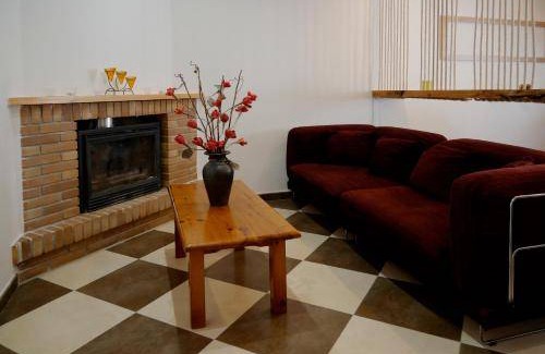 Cadalso de los Vidrios House | Spacious 5-Bedroom House with Pool for 10 Guests