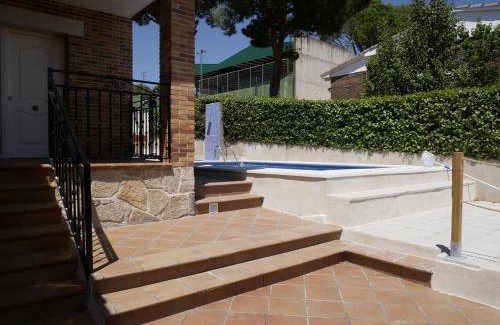Cadalso de los Vidrios House | Spacious 5-Bedroom House with Pool for 10 Guests