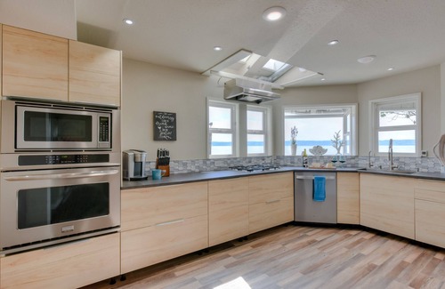 Burley House | Serene Waterfront Retreat with Breathtaking Mt Rainier Views