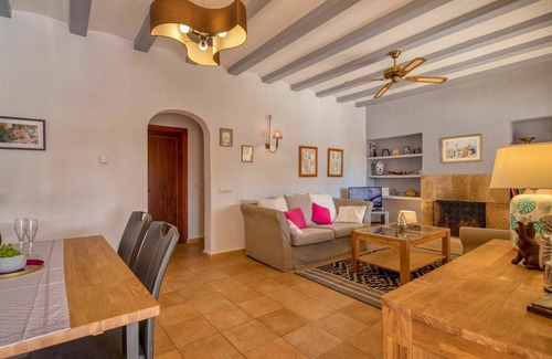 Trencall Other | Spacious 4-Bedroom House with Pool for 8 Guests