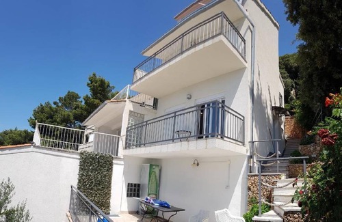 Stanici House | Spacious 2-Bedroom House for Up to 8 Guests, Rated 10/10