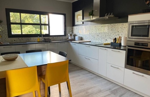 La Brede Villa | Modern Villa Retreat with Heated Pool in Vineyard Paradise
