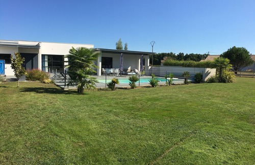 La Brede Villa | Modern Villa Retreat with Heated Pool in Vineyard Paradise
