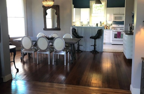 East Riverside - Oltorf House | Historic Farmhouse with Hot Tub & Walk to Ladybird Lake