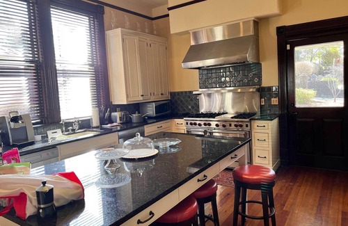 Anniston House | Historic 1800s Home with Modern Amenities & Breakfast