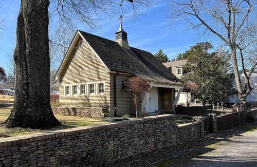 Anniston House | Historic 1800s Home with Modern Amenities & Breakfast