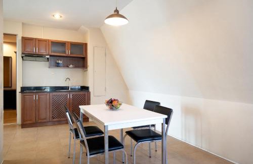 Khlong Tan Nuea Apartment | Cozy Minimalist Studio with City Views - Guest Rated 9/10
