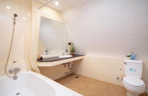 Khlong Tan Nuea Apartment | Cozy Minimalist Studio with City Views - Guest Rated 9/10