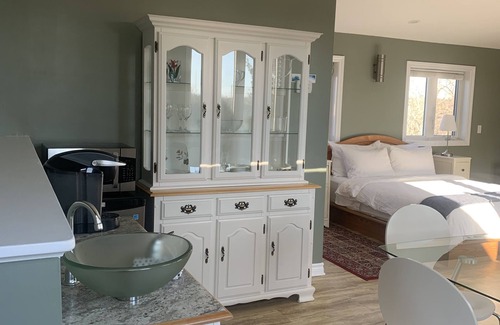 Merrickville Bed & Breakfast | Elegant 1840 Guest House: Rated 9.8 with Pool & Spa