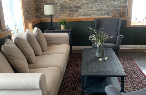 Merrickville Bed & Breakfast | Elegant 1840 Guest House: Rated 9.8 with Pool & Spa
