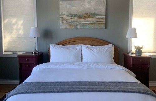 Merrickville Bed & Breakfast | Elegant 1840 Guest House: Rated 9.8 with Pool & Spa
