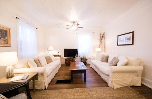 Nashville House | Discover 1840 Stagecoach: Family & Pet-Friendly Retreat