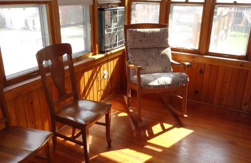 East Dubuque House | Idyllic Cabin Retreat with Ocean Views & Spa Amenities