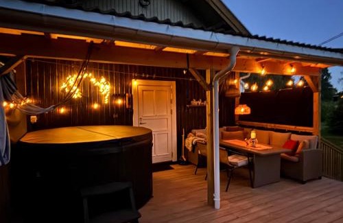 Eidsvoll House | 1850 Old Farmhouse Retreat with jacuzzi and sauna