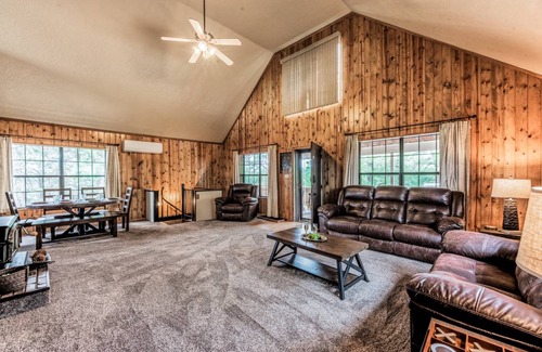 Ruidoso Cabin | Spacious 3-Bedroom Cabin for Up to 10 Guests with Pool