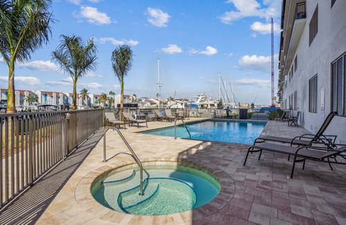 Madeira Beach Condo | Spacious Oceanfront Condo with Pool & 4 Bedrooms for Family
