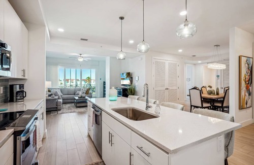 Madeira Beach Condo | Spacious Oceanfront Condo with Pool & 4 Bedrooms for Family