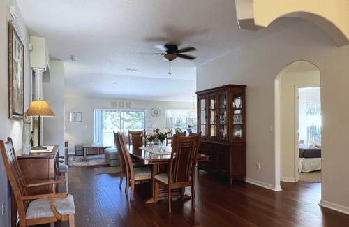 Reunion House | Ideal 5-Bedroom House with Pool for Up to 10 Guests