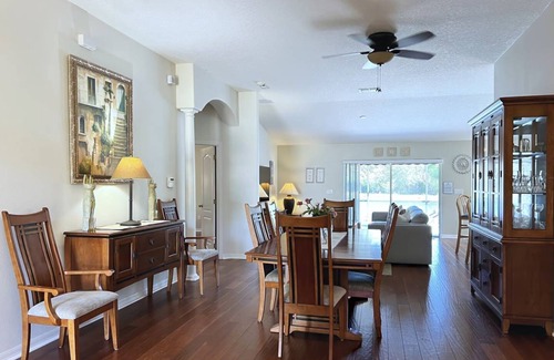 Reunion House | Ideal 5-Bedroom House with Pool for Up to 10 Guests