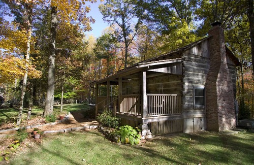Clinton Cabin | Charming Foust Cabin: 1860 Log Home with Breakfast & Kitchen