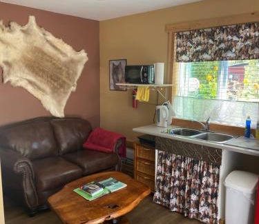 Clearwater House | Cozy Getaway at Noble Cottage with Inviting Hot Tub