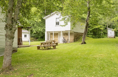 Clio Bed & Breakfast | Top-Rated 1887 West Virginia Cellar House with Pool & Dining