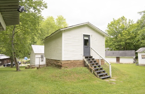Clio Bed & Breakfast | Top-Rated 1887 West Virginia Cellar House with Pool & Dining