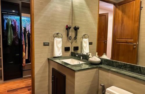 Khlong Tan Nuea Villa | Elegant 1897 Summer Villa: 4-Star Oasis in Bangkok