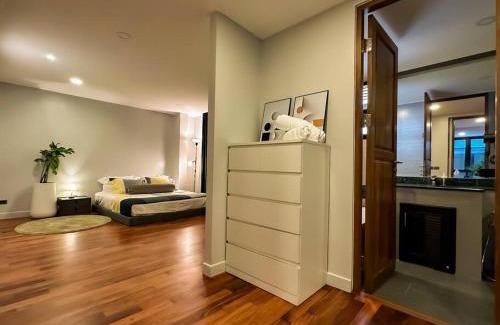 Khlong Tan Nuea Villa | Elegant 1897 Summer Villa: 4-Star Oasis in Bangkok